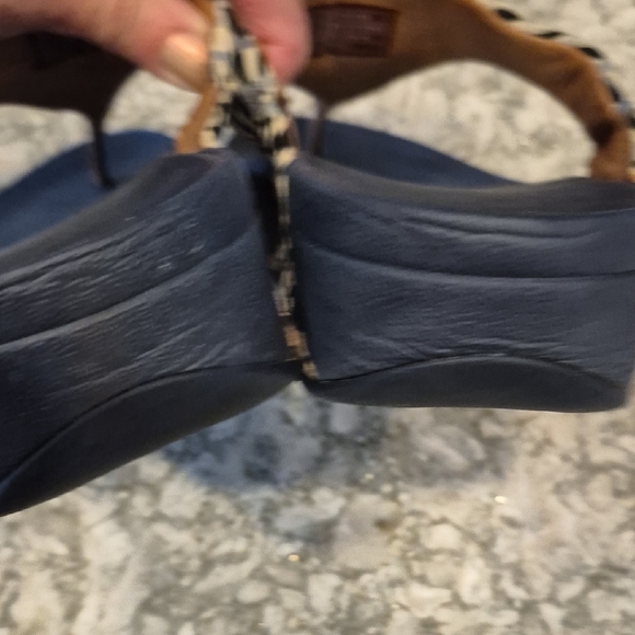 Fitflop Lulu Leather Toe Thong Sandals with Geometric Pattern - Picture 6 of 8